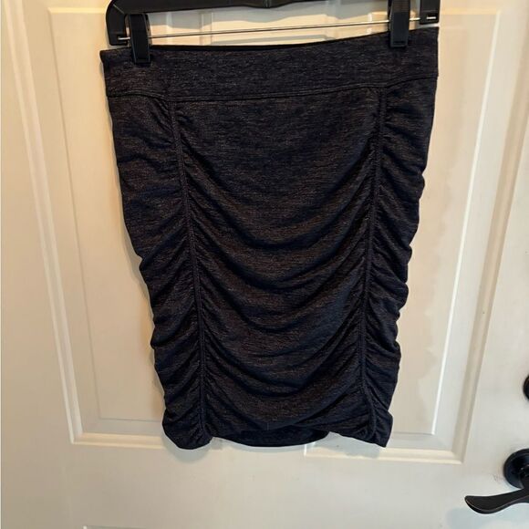 Athleta Gray Ruched Side Skirt size S - Picture 4 of 5